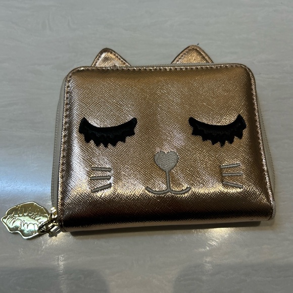 Luv Betsey Johnson Cat Face Wallet With Gold Hardware Hand Carrying Zip Rose - Picture 1 of 7